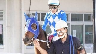 衝撃的な姿でパドックを周回…！ 『みどりのマキバオー』マスクは「担当馬のレース時に」