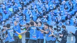 まさかの素足で居残りラン！ 川崎フロンターレ「Jリーグ優勝決定後に観客が帰ったピッチで走った選手」とは？