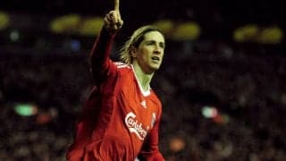 「伝説だ」復活目指すリバプールの18歳MFエリオットがマッチョになったトーレスと笑顔で記念撮影