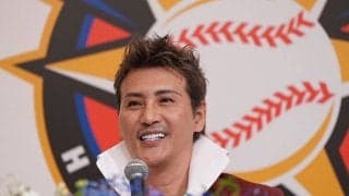 新庄監督がまるでモデル！　“ど派手”スーツ姿に「スタイル良すぎ」「足長いな～」