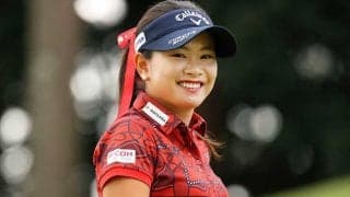 河本結、白チェックスカートで美スイング披露　「秋服」コーデに反響「いい絵ですね」