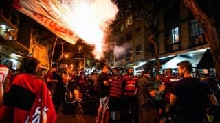 恐怖…試合中に選手の頭上で花火が何発も炸裂 試合は一時中断