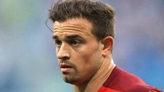 伸ばした両手は空を切り…クロスバーを掴もうとしたシャキリ、ネットに頭から突っ込み恥ずかしい姿を晒す