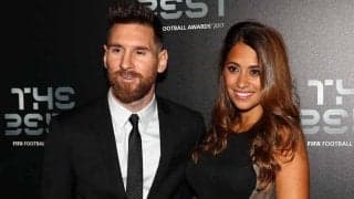 メッシ夫婦のラブラブショットにC・ロナウドのパートナーもハートで反応！エッフェル塔をバックにキス