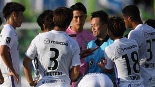 【J1分析】「VARでのレッド」に選手が猛抗議する理由【湘南ベルマーレ対サンフレッチェ広島】「退場の場面で両チームが見せたプロらしさ」(2)