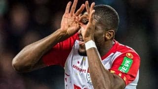 大迫勇也の元“相棒”モデストがゴールを喜び監督の帽子を強奪、ダンスまで披露するもやや怒られる