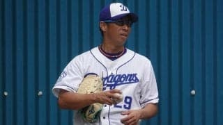 笑いながら容赦なく“鬼ノック”　選手悲鳴「現役の時もっと優しかったのに」