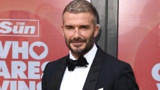 ベッカム、ペンキまみれで見事なクリスマスツリーを描くも、ヴィクトリアさんがツッコミ「我が家のクリスマスカードはいつ始めるの？」