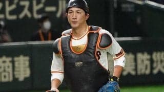 巨人・小林誠司の“鬼肩”が「レベチ」　座ったままの二塁送球が「エグいっす」
