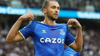 キャルバート＝ルーウィンの“女子高生風”ファッションにファン反応「スカートがダメなんて誰が決めた？」