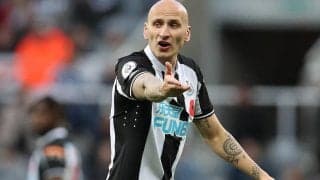 意外なものにサインを求められたニューカッスルMF、一瞬固まるも快く応じる