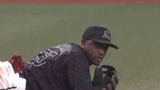 「異次元」「歴史に残る」ロッテ助っ人、座ったままの驚愕スローにファン唖然