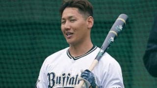 オリ吉田正尚の私服姿にファン驚愕　ツノ付き“猛牛帽”に「まさかの私物」