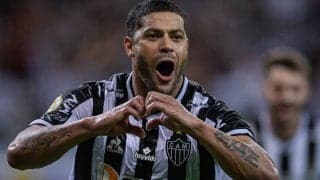 フッキがハルクにプレゼント!? 全身緑ペイントのサポーター、アピール成功でユニフォームをゲット