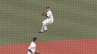 守備位置深すぎ？　遊撃後方からノーバン送球…19歳の“鬼肩”が「坂本と同じくらい」