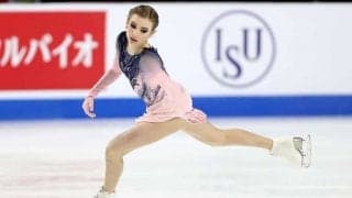 優勝候補の15歳ウサチョワがまさかの棄権　直前練習で転倒→抱きかかえられリンク外へ