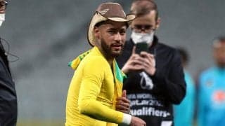 W杯出場決定を喜ぶブラジル代表、ネイマールはピッチに侵入したファンにハグされる