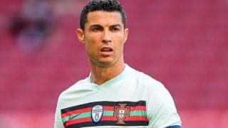 女の子にユニフォームをプレゼントしたC・ロナウド、実は相手GKと交換の約束をしていた？