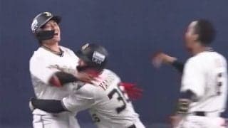 痛恨ミスに天を仰いだオリ中嶋監督　直後の“神采配連発”に称賛「球界史に残るレベル」