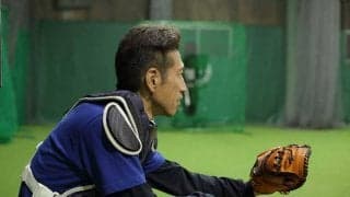 球の握り替えは「ミットの使い方」でミスが減る　元プロ捕手が教える基本動作の“極意”
