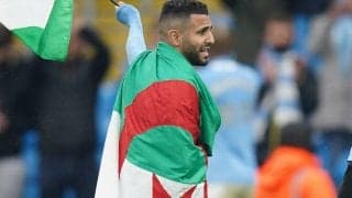 人気者はつらい?!試合後、マフレズがジブチの選手たちから自撮り攻めに「アフリカを団結させた」