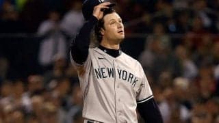 【MLB】夕焼けバックに際立つスタイル…　ヤ軍コールとドレス姿の美人妻の2Sが「素晴らしい」