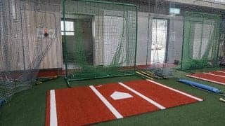 子どもたちに「成功体験」を　閉校利活用で野球室内練習場を作った大人たちの覚悟