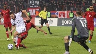 GKがポロリ、余裕を持って捕球姿勢に入るもキャッチできずボールはゴールへ