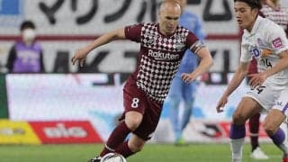 イニエスタの息子、ドリブルフォームが父親を彷彿!? ほっこり親子ショットも