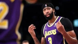 ブルズ戦で起きた悲劇、デイビスが靴紐を結んでいる最中に退場を宣告される