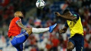 戦慄のカンフーキックが顔面にクリーンヒット…チリ代表MFビダルが危険なプレーで一発退場