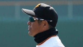 ゴロ捕球の正しい形は？　DeNA石井琢朗コーチが期待の若手に伝授したイロハ