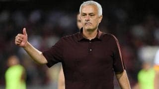 モウリーニョ監督が新車をゲット！ ヒュンダイの電気自動車を笑顔で2ショット