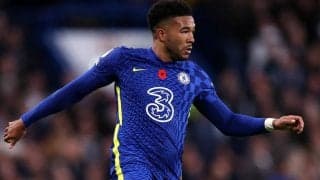 シュールすぎやしないか？ 妹のデビューを見守るR・ジェームズ、無表情でただただ手を叩くのみ