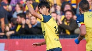 三笘薫もダンス！前半戦を首位で終えたサン・ジロワーズがファンともみくちゃになって歓喜「薫くん楽しそう」「雰囲気最高じゃん」