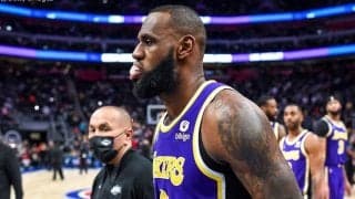 レイカーズがピストンズに逆転勝利…危険なプレーで退場となったレブロンをADが擁護