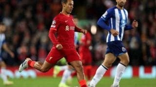 「重力どこ行った」リバプールMFチアゴの“股抜き”ドライブボレーに衝撃「バウンドしてないのか」