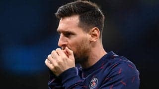 まるで駄々をこねる子供…ピッチに侵入したファン、警備員に捕まるも必死の抵抗を見せる