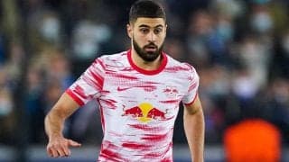 投げ入れられたカップをライプツィヒDFがナイスクリア! 体を張ってチームメイトを守る