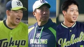 燕・山田＆村上が高津監督を“ダブルお姫様抱っこ”　歓喜の衝撃写真が「これは笑う」