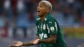 「最高に不愉快な出来事」信じられない時間稼ぎ…南米王者に導いたFW、主審に背中叩かれ突然倒れ込む