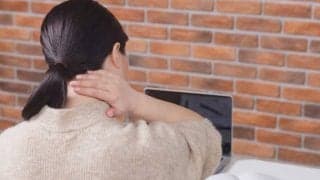 最近、問題になっている不良姿勢「スマホ首」　首・肩のこりにとどまらない悪影響