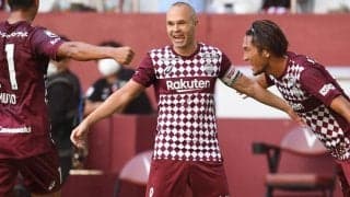 美男美女揃い、ノエスタのピッチでイニエスタファミリー勢揃いの家族ショット公開「成功を一緒に祝いましょう」