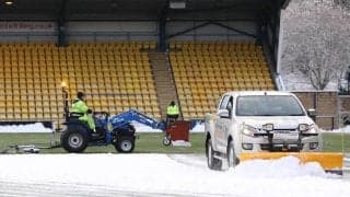 スタンドで雪合戦がスタート！ 警備員は華麗にかわすもピッチに影響が出て後半KOが遅延