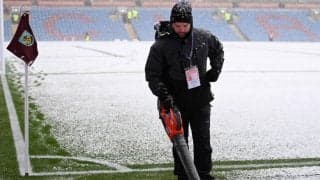試合中止の豪雪の中、白いワイシャツ1枚で登場し笑顔を振りまく超人監督がイングランドで大注目