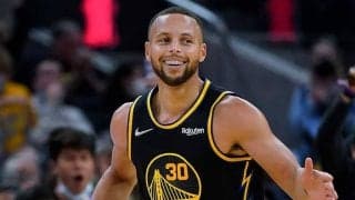 【NBA】好調カリー、敵を翻弄した素早い“背面パス”に米ファン興奮「マジックもやってたね」