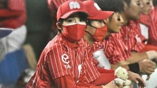 「クマを抱える姿が可愛い」五輪銀の美女空手家が祈り捧げる“ユニ応援姿”