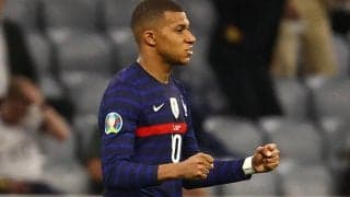 「Tシャツにしか目がいかない」フランス2大ストライカーの競演、ムバッペがアンリとのツーショットを公開「先生と生徒」