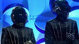 ダフト・パンク再結成? バロンドールのトロフィーを届けた黒いヘルメット2人組の正体は…