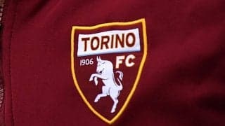 『SUZUKI』のロゴも存在感を放つ、トリノ115周年記念ユニはえんじベースのシンプルなデザインに